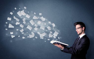 genç adam tutarak kitap 