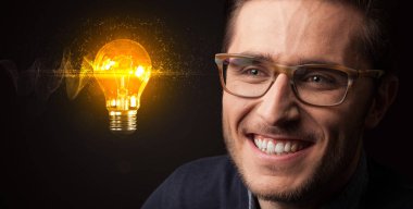 Koyu arka plan üzerinde genç bir işadamı portresi