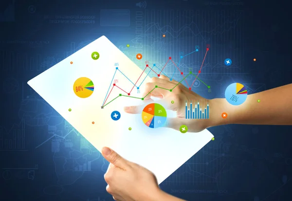 Hände berühren eine glasartige Tablette mit Diagrammen — Stockfoto