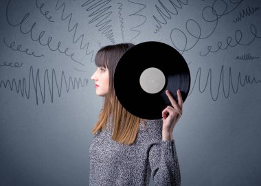 Vinil kaydı tutan kadın