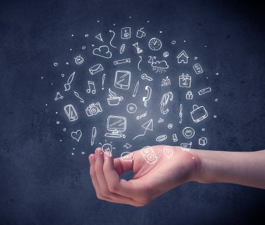 Karışık çizimler tutan el