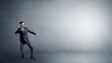 Boş bir alanda mücadele küçük karate adam