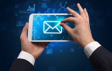 Tablet ile online kavramı kullanarak ele