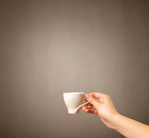 Taza de café de mano femenina — Foto de Stock