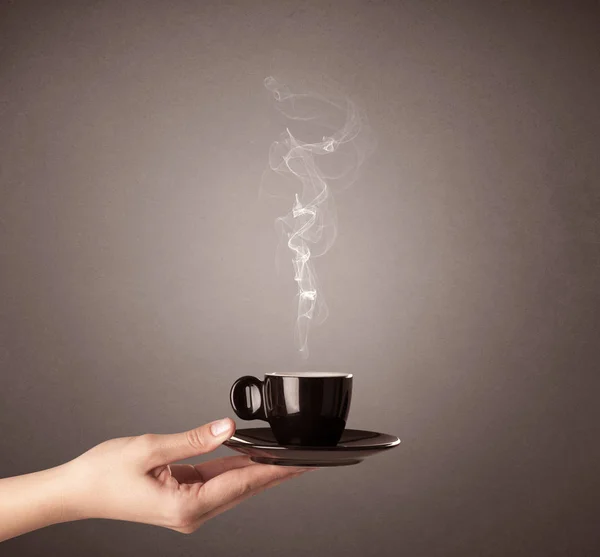 Tazza di caffè con mano femminile — Foto Stock