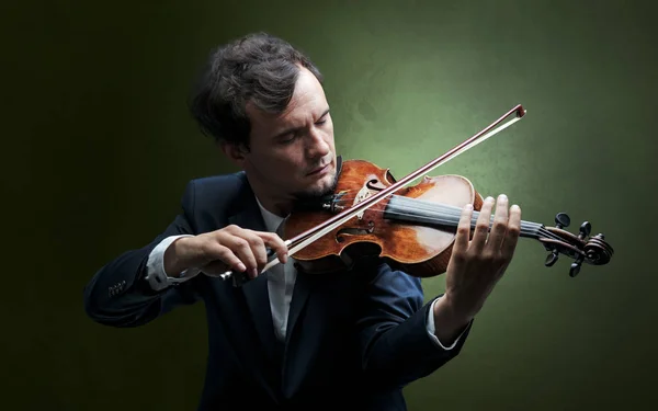 Violinista tocando el instrumento con empatía — Foto de Stock