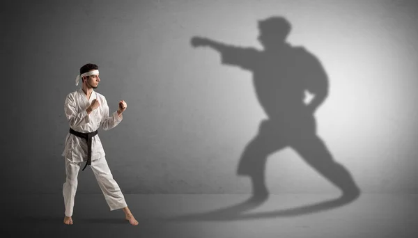 Karate hombre confrontando con su propia sombra — Foto de Stock