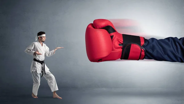 Pequeno homem lutando com grande luva de boxe vermelho — Fotografia de Stock