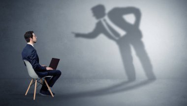 Kalmak ve maddeleri bir gölge adam sunan iş adamı