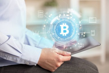 İş kadını ev ofis ruh bitcoin bağlantı ağ kavramı ile tablet kullanma