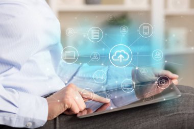 İş kadını tablet bulut teknoloji kavramı ile kullanma