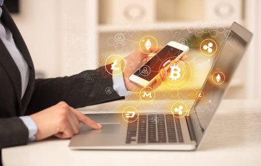Bitcoin bağlantı ağı ve online kavramı ile dizüstü bilgisayar üzerinde çalışan iş kadın