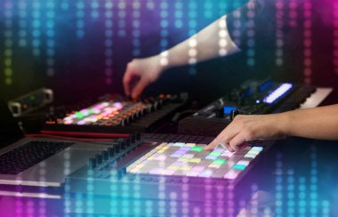 Sosyal medya kavramı ile karıştırma müzik MIDI denetleyicisi üzerindeki el