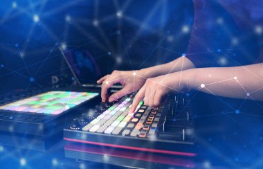 Karıştırma müzik MIDI denetleyicisi bağlantı kavramı ile el