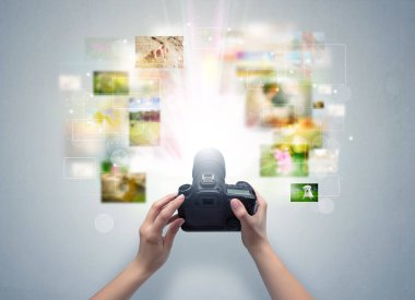 El yaşam olayları digital fotoğraf makinesi ile yakalar.