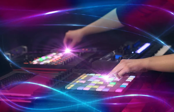 Hand mengen van muziek op dj-controller met Golf vibe concept — Stockfoto