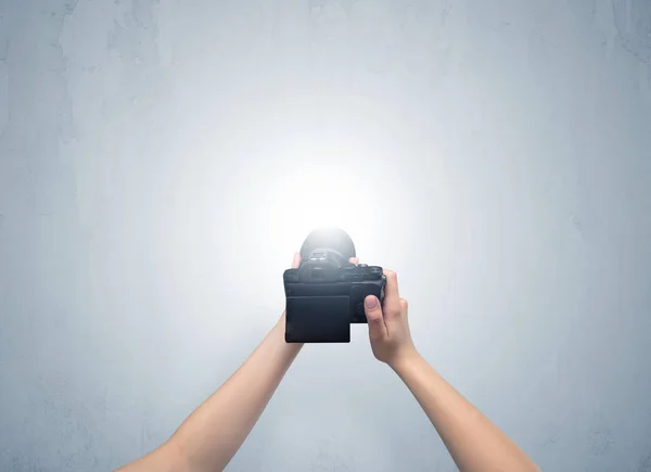 Hand photo shooting an empty grey wall — Stock Photo, Image