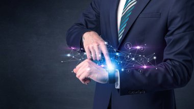 Smartwatch ağ kavramı ile.