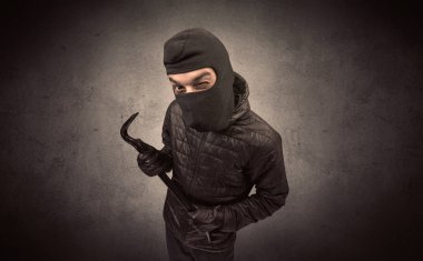 Hırsız aracı ile.