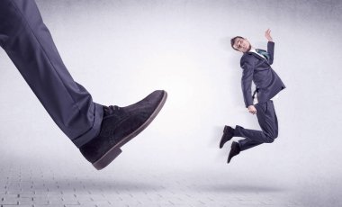 Genç bir işçi tarafından Koca ayak evden attı