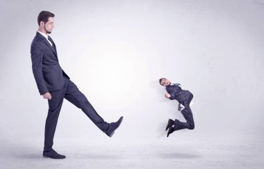 Büyük adam küçük kendisini kovuyor