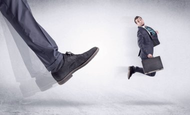 Siyah ayakkabı tekme küçük adam