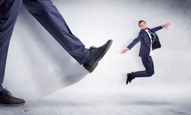 Uzun bacaklı tekme küçük adam