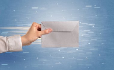 Zarf oklarla tutan el