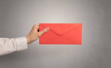 Zarf boş duvar arka plan ile tutan el