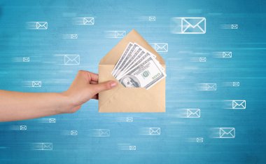 Zarf mesaj sembolleri tutan el