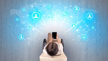 Sandalyede oturan kadın ile sosyal medya kavramı