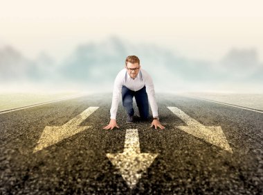 Hazır konumda diz çökmüş işadamı