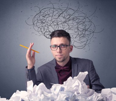 İşadamı buruşuk kağıt üzerinde