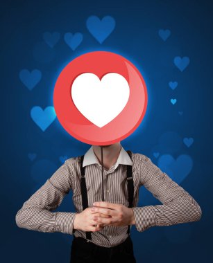Kalp işareti tutan işadamı