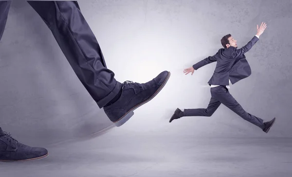 Patadas en los pies, hombre de negocios volando — Foto de Stock