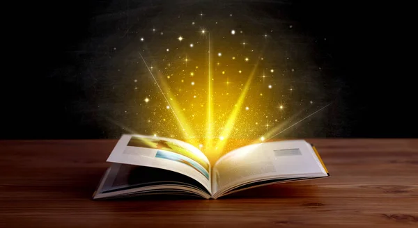 Luzes amarelas sobre livro — Fotografia de Stock