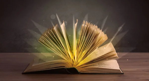 Luces amarillas sobre libro — Foto de Stock