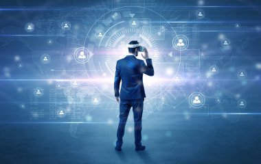 Bağlantı denetimi vj gözlüklü işadamı