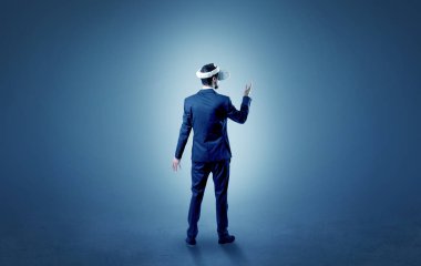 İşadamı vr gözlük ile boş bir odada