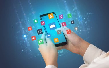Smartphone uygulama simgeleri ile kullanarak ele 