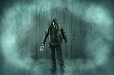 Korkunç adam ahşap bir gecekondu maske ile