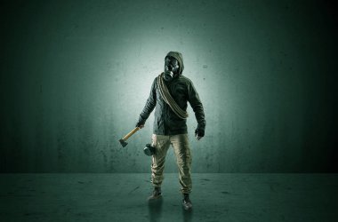 Ajan silah ile karanlık bir alanda