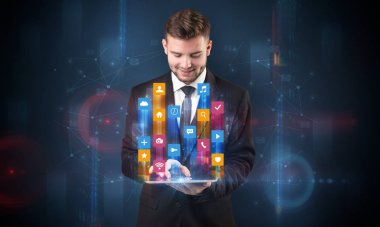 Hologram tabletiyle app simgeleri yukarıda tutan adam