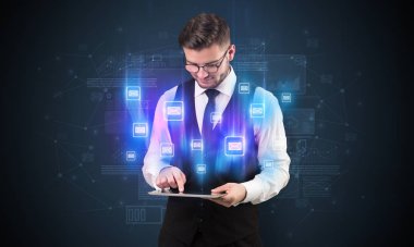 E-posta kavramı ile işadamı ve tablet