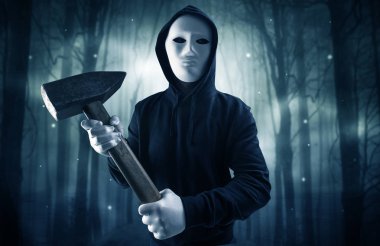 Karanlık gece orman kavram silahlı hitman