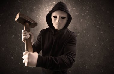 Boş bir karanlık odada silahlı kötü adam