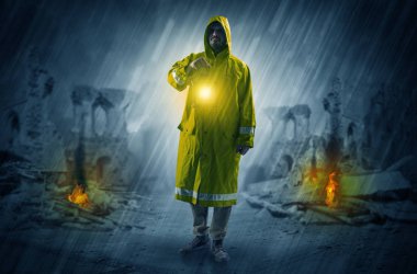 Adam felaket mahallinde parlayan bir fener ile