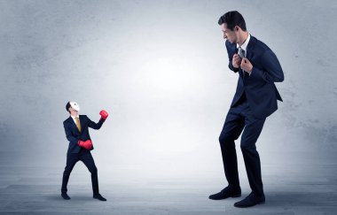 Küçük maskeli işadamı için yalvarıyor işadamı