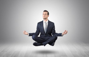 İşadamı bir boşluk kavramı içinde meditasyon