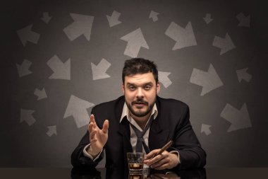 Sarhoş adam oklarla masada oturan